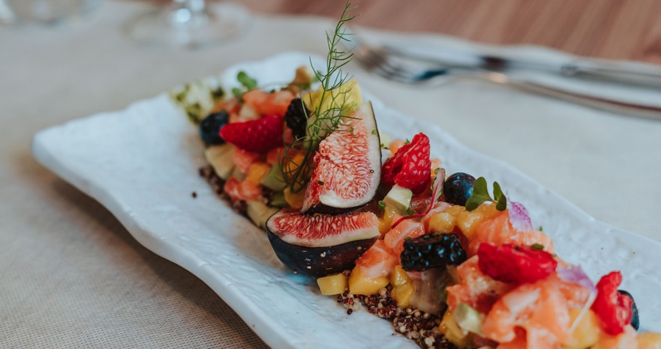 Farbenfrohes Mittagslunch im Pomod’Oro Restaurant