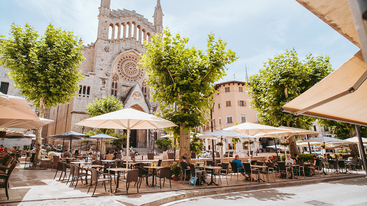 Das Café Sóller auf der belebten Plaza Constitució - Mallorca Entdecken