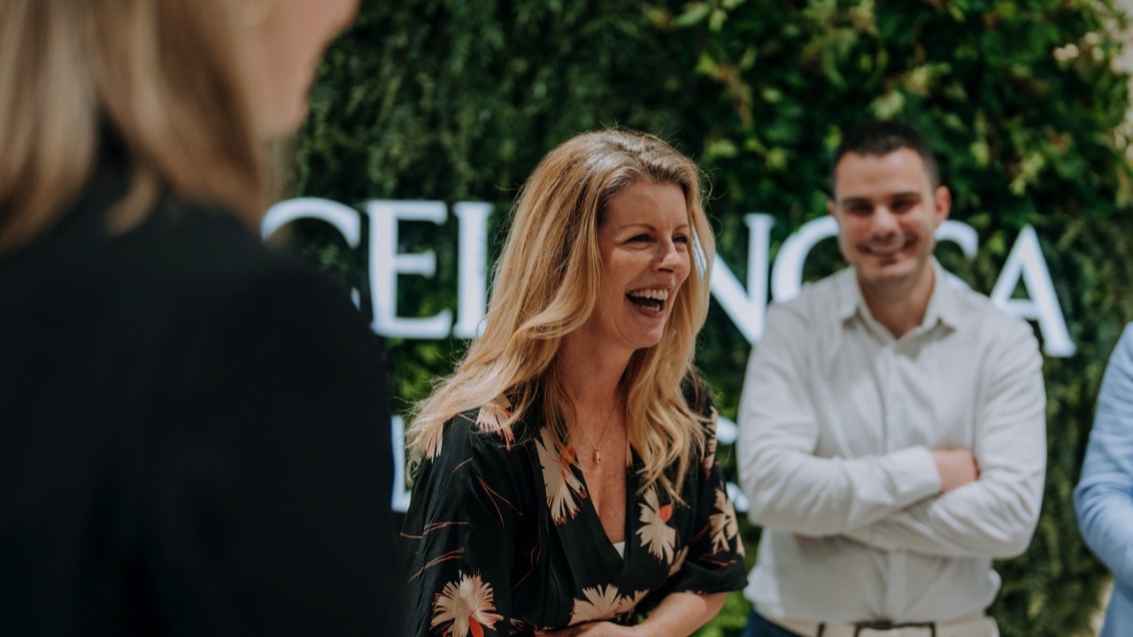 Dr. Helen Cummins stellt das neueste LIVING in Mallorca Magazin 2024 vor